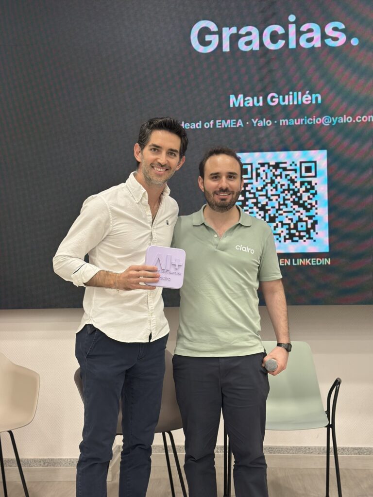 Trofeo personalizado siendo entregado a uno de los speakers del evento de IA en Madrid.